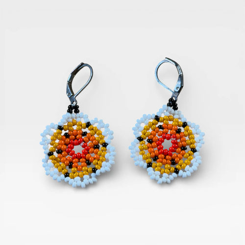 Aretes de chaquira Wixárika con patrón floral en naranja, amarillo y azul celeste.