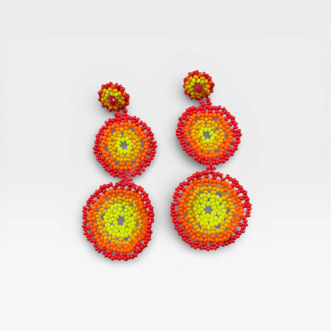 Aretes Huichol de chaquira circulares dobles, rojo, naranja y amarillo con patrón concéntrico.