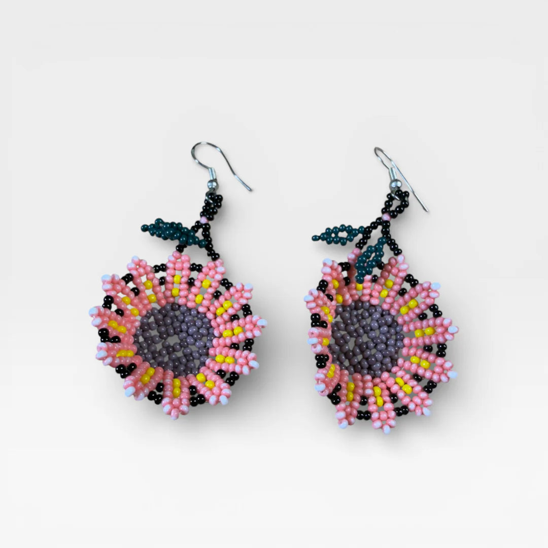 Aretes Huichol de chaquira flor rosa, morada y amarilla, diseño de girasol.