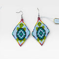 Aretes Huicholes de chaquira, diseño geométrico de rombos en azul claro, verde y blanco.