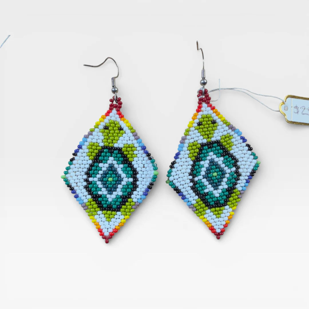 Aretes Huicholes de chaquira, diseño geométrico de rombos en azul claro, verde y blanco.
