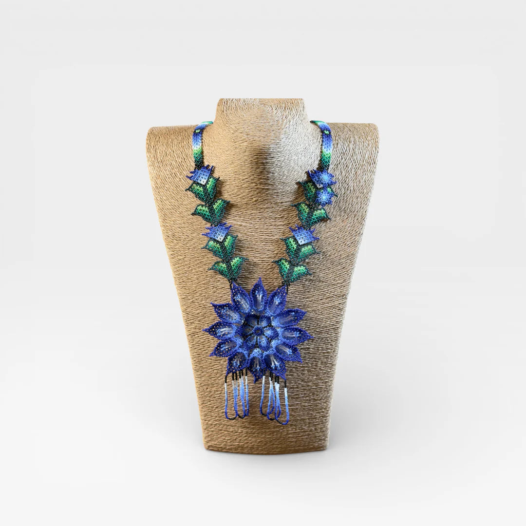 Collares Huichol de chaquira, flor principal azul intenso y hojas verdes.
