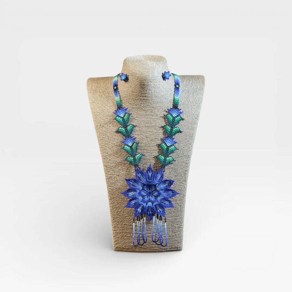 Collares Huichol de chaquira, flor principal azul intenso y hojas verdes.