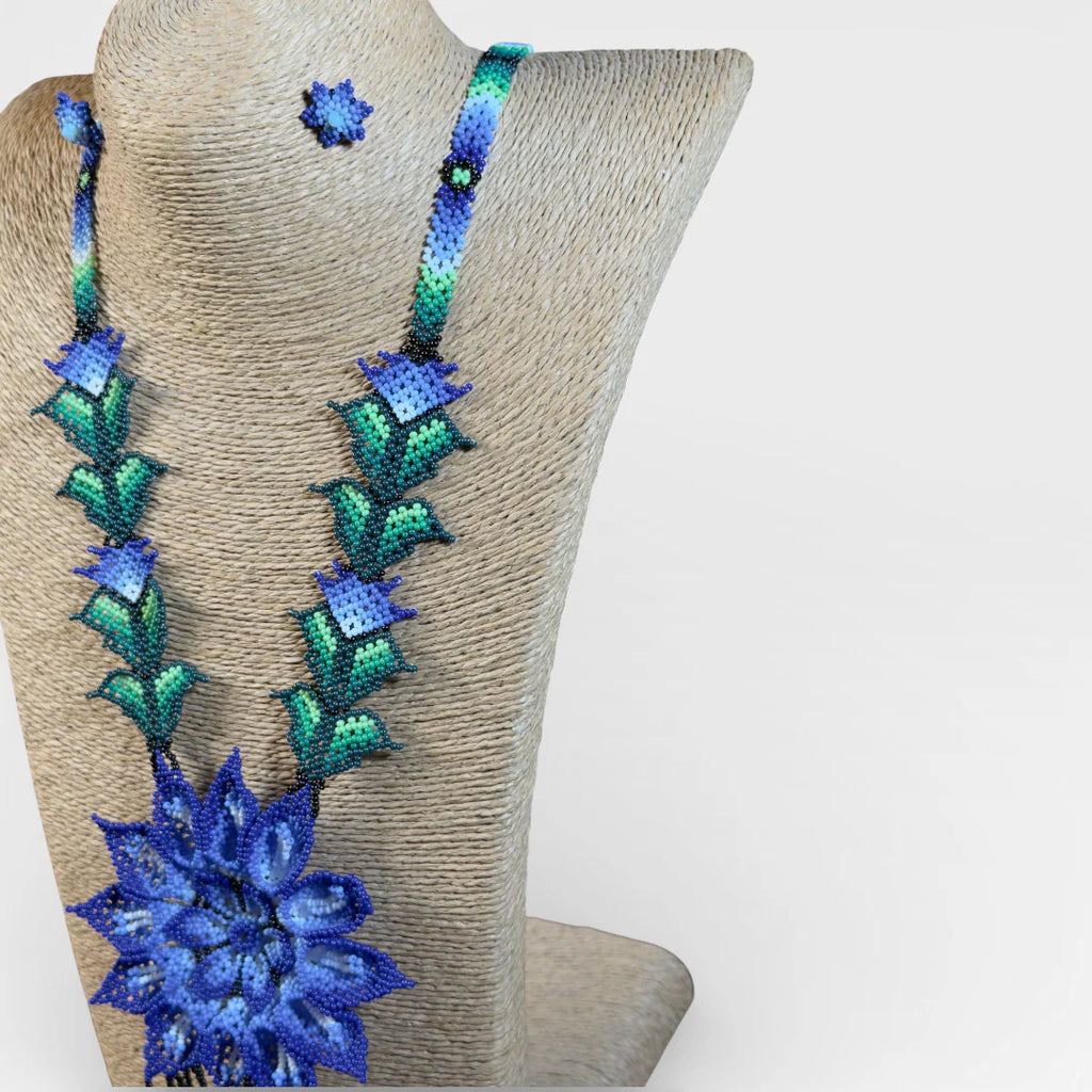 Collares Huichol de chaquira, flor principal azul intenso y hojas verdes.