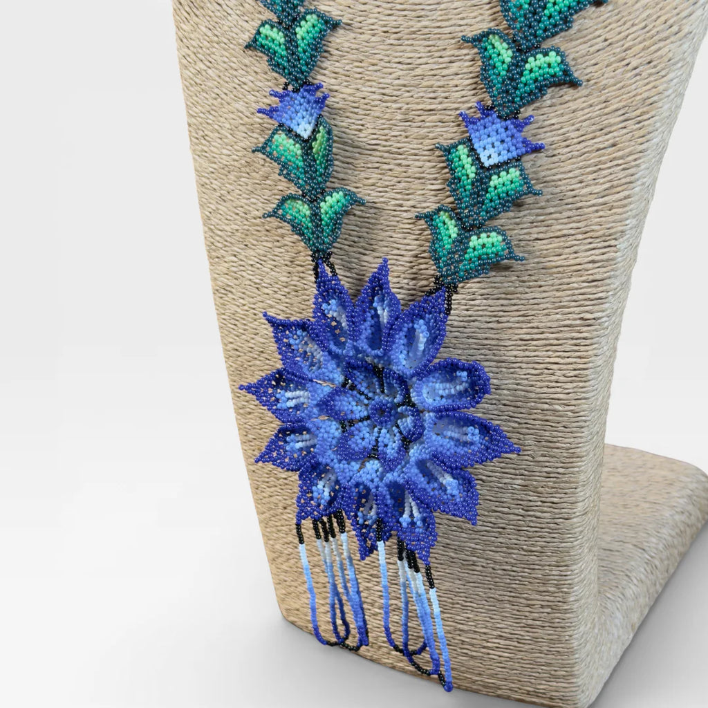 Collares Huichol de chaquira, flor principal azul intenso y hojas verdes.