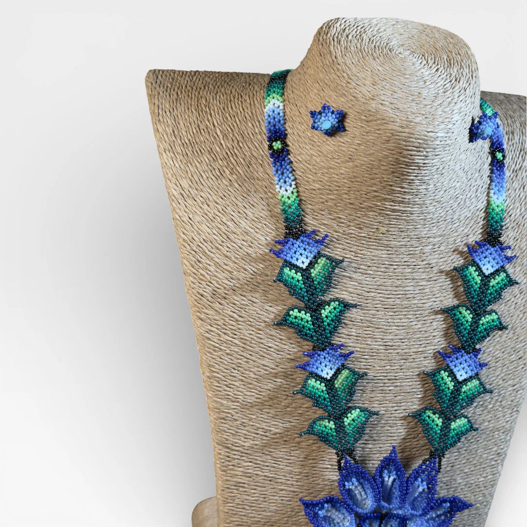 Collares Huichol de chaquira, flor principal azul intenso y hojas verdes.
