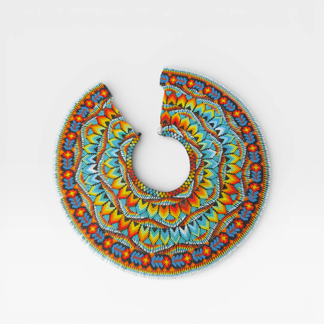 Collar Huichol con chaquira, diseño geométrico radial en azul, amarillo y naranja.