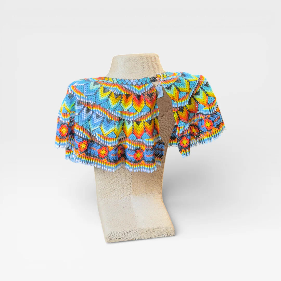 Collar Huichol con chaquira, diseño geométrico radial en azul, amarillo y naranja.