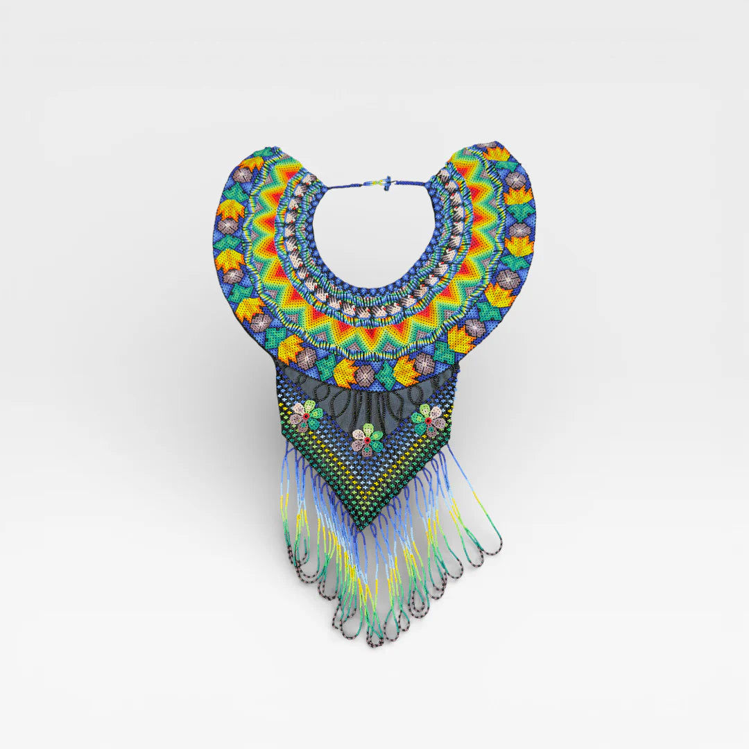 Collares Huichol, vibrante azul, verde y amarillo con patrones geométricos y flores.