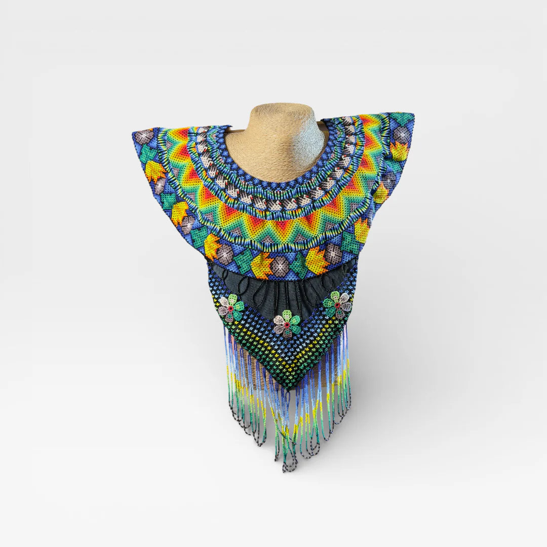 Collares Huichol, vibrante azul, verde y amarillo con patrones geométricos y flores.