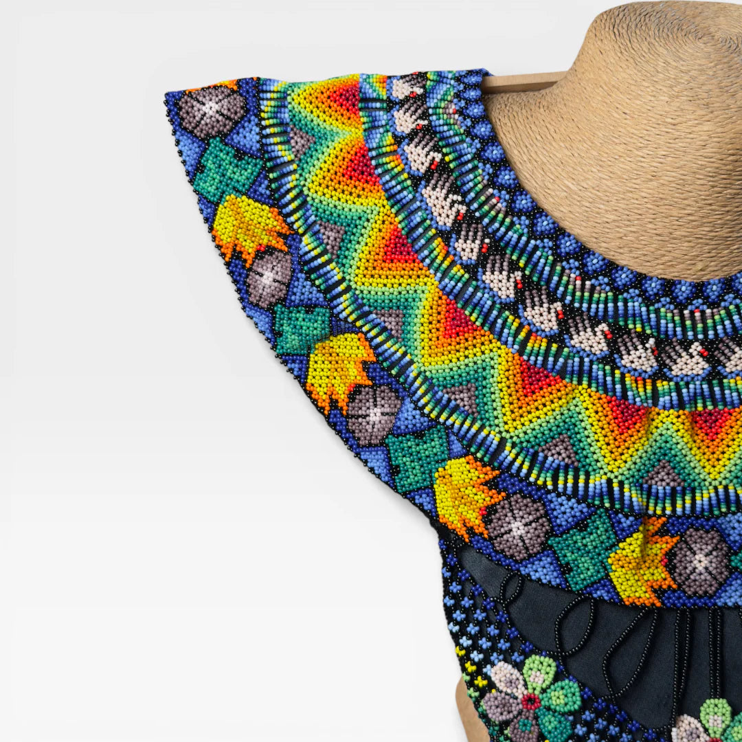Collares Huichol, vibrante azul, verde y amarillo con patrones geométricos y flores.