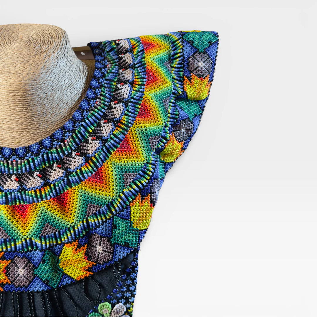 Collares Huichol, vibrante azul, verde y amarillo con patrones geométricos y flores.