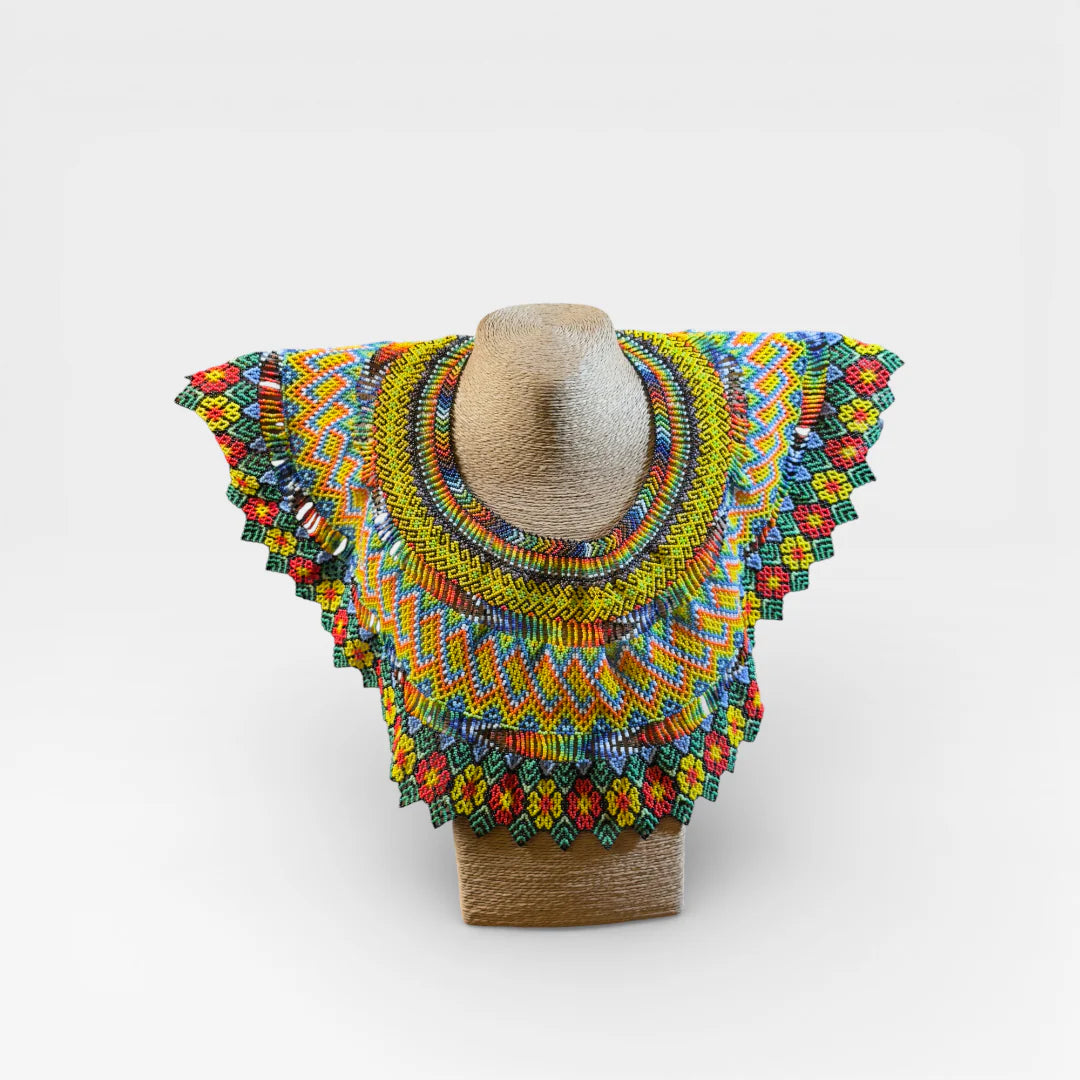 Collar Huichol de Chaquira: Amarillo, Rojo, Verde con patrón geométrico de rombos y zigzag.