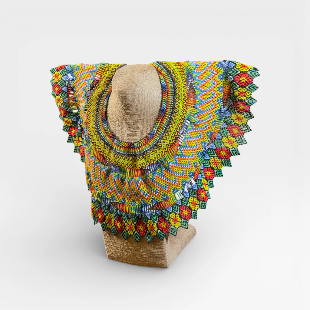 Collar Huichol de Chaquira: Amarillo, Rojo, Verde con patrón geométrico de rombos y zigzag.
