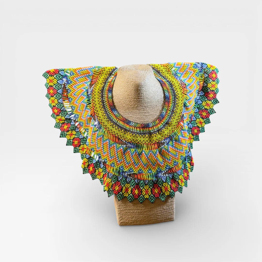 Collar Huichol de Chaquira: Amarillo, Rojo, Verde con patrón geométrico de rombos y zigzag.