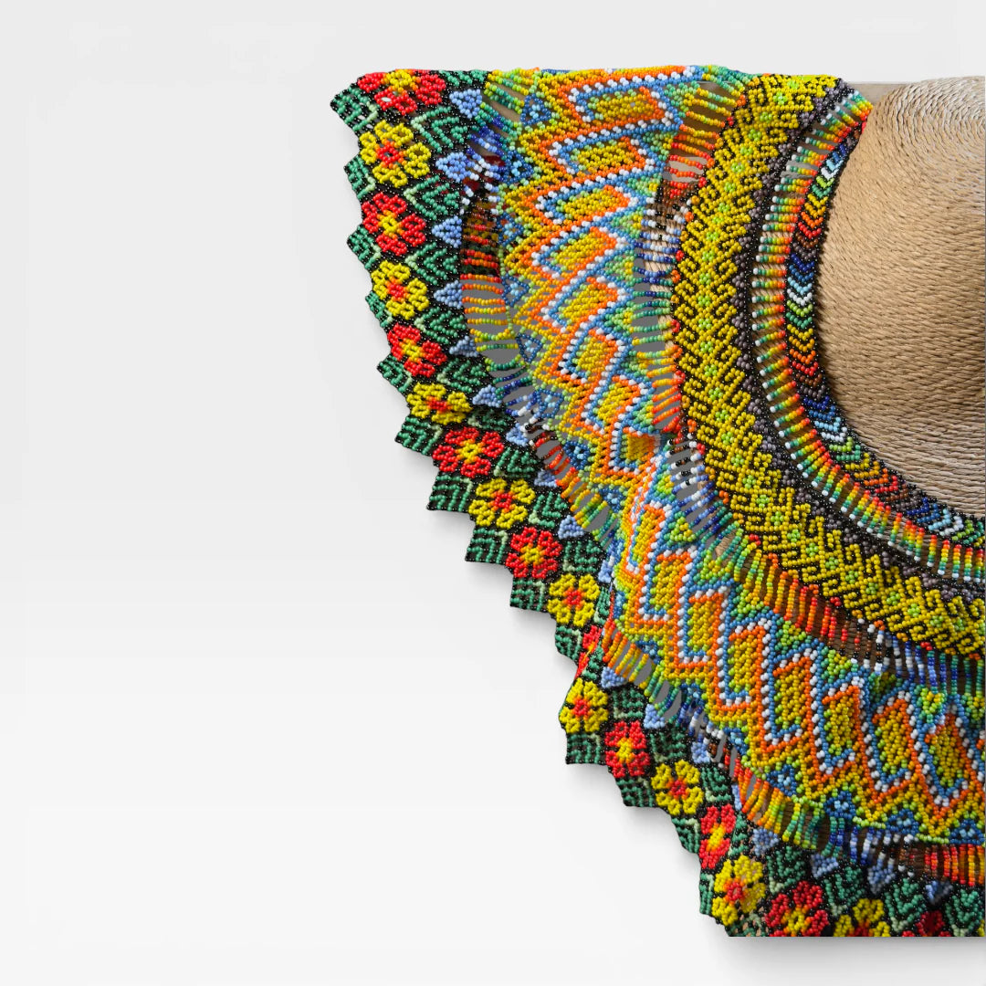 Collar Huichol de Chaquira: Amarillo, Rojo, Verde con patrón geométrico de rombos y zigzag.