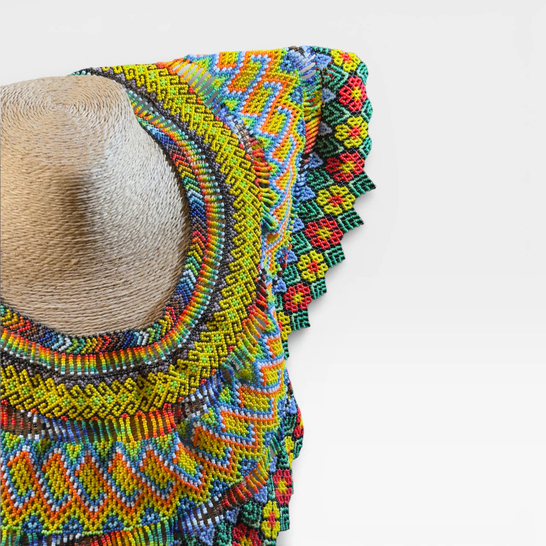 Collar Huichol de Chaquira: Amarillo, Rojo, Verde con patrón geométrico de rombos y zigzag.