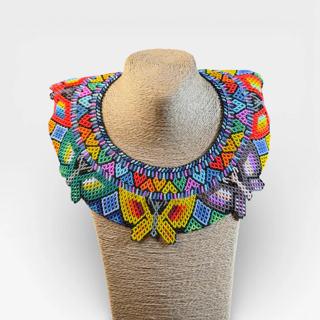 Collares Huichol de chaquira: Mariposa y patrones geométricos en amarillo, naranja, azul.