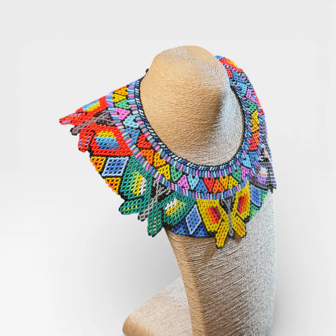 Collares Huichol de chaquira: Mariposa y patrones geométricos en amarillo, naranja, azul.
