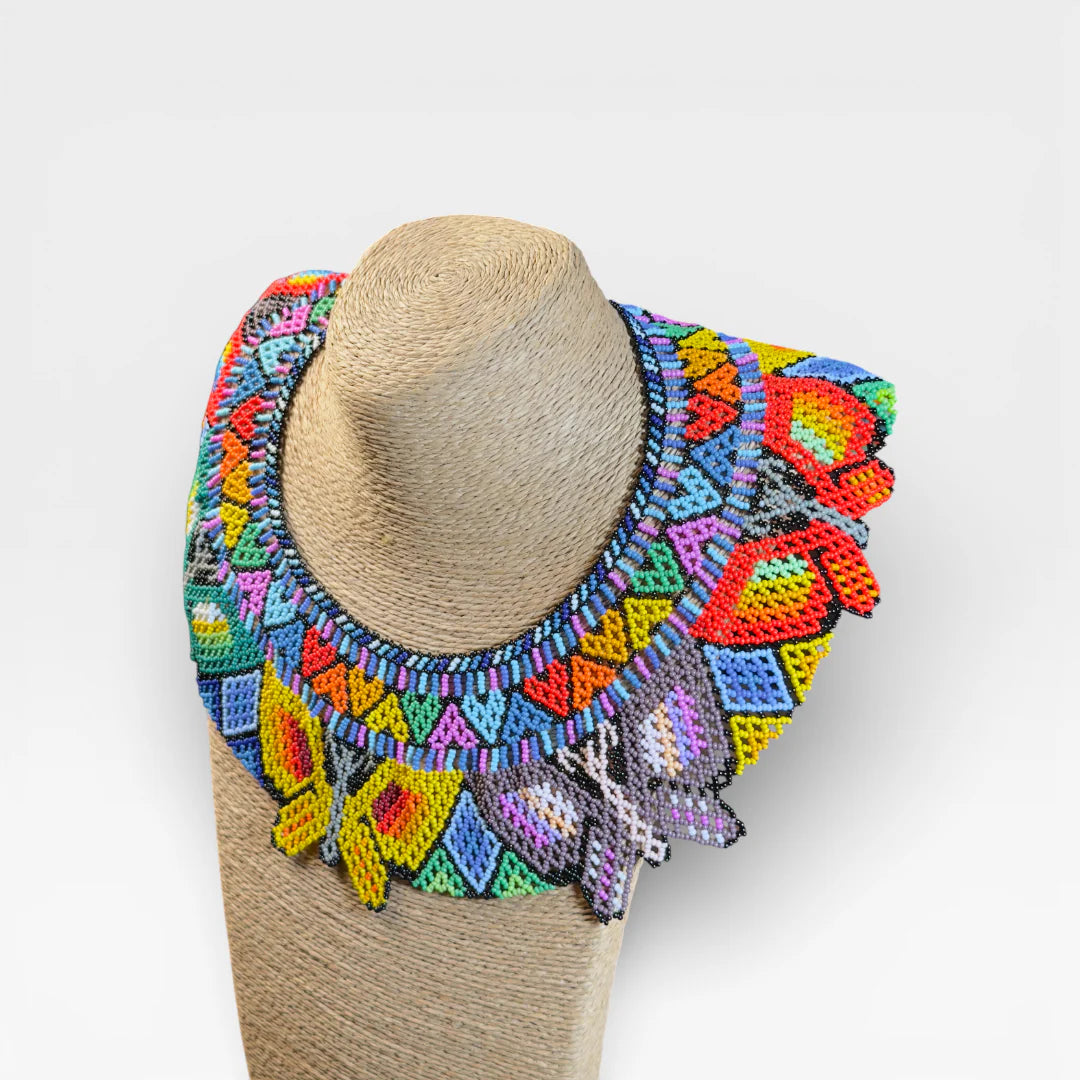 Collares Huichol de chaquira: Mariposa y patrones geométricos en amarillo, naranja, azul.