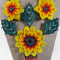 Collares de chaquira Huichol, diseño de girasoles amarillos, naranjas y hojas verde esmeralda.