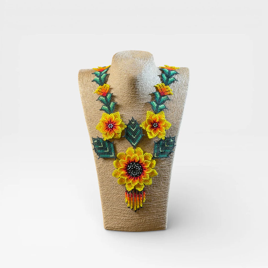 Collares de chaquira Huichol, diseño de girasoles amarillos, naranjas y hojas verde esmeralda.
