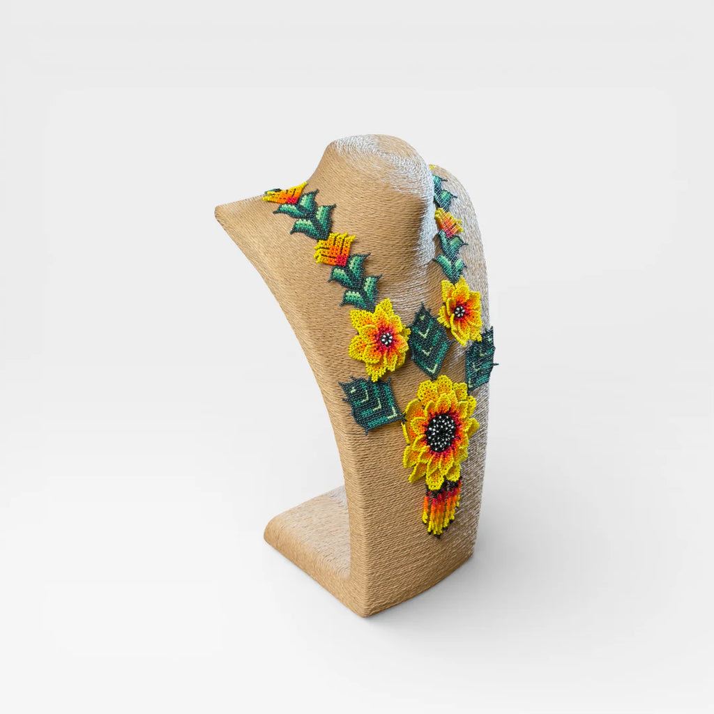Collares de chaquira Huichol, diseño de girasoles amarillos, naranjas y hojas verde esmeralda.