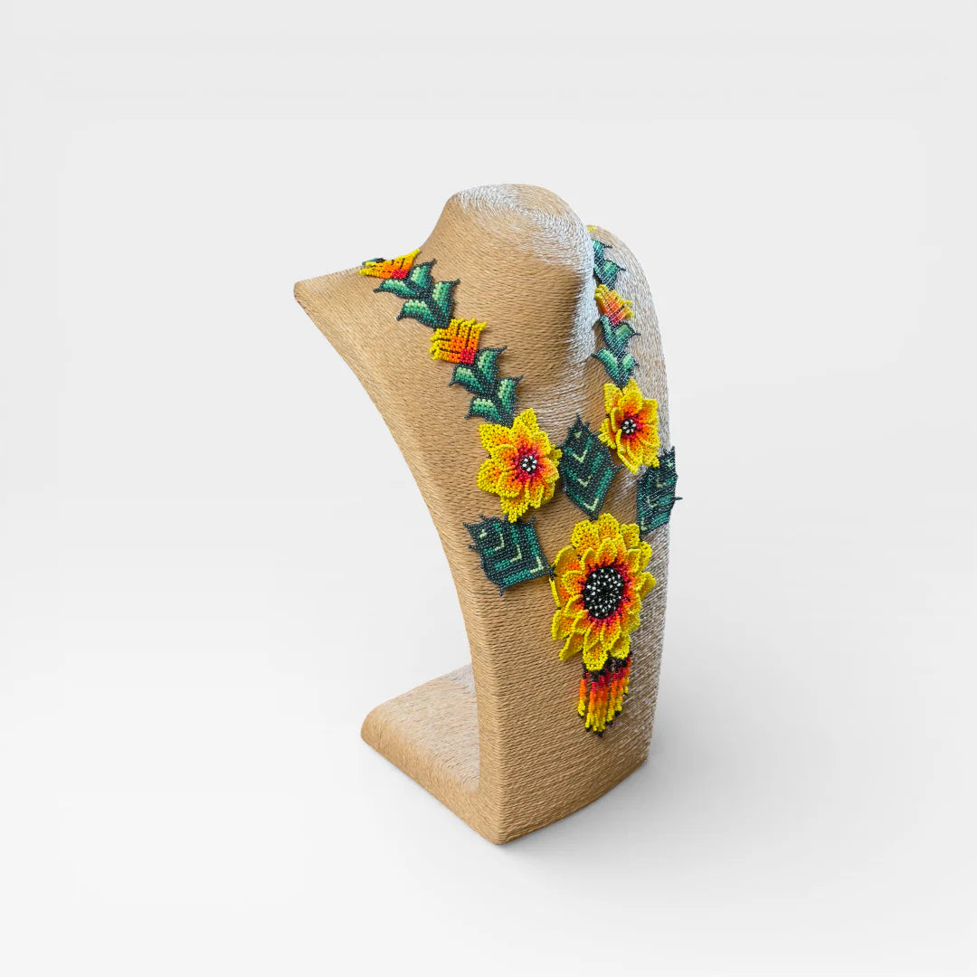 Collares de chaquira Huichol, diseño de girasoles amarillos, naranjas y hojas verde esmeralda.