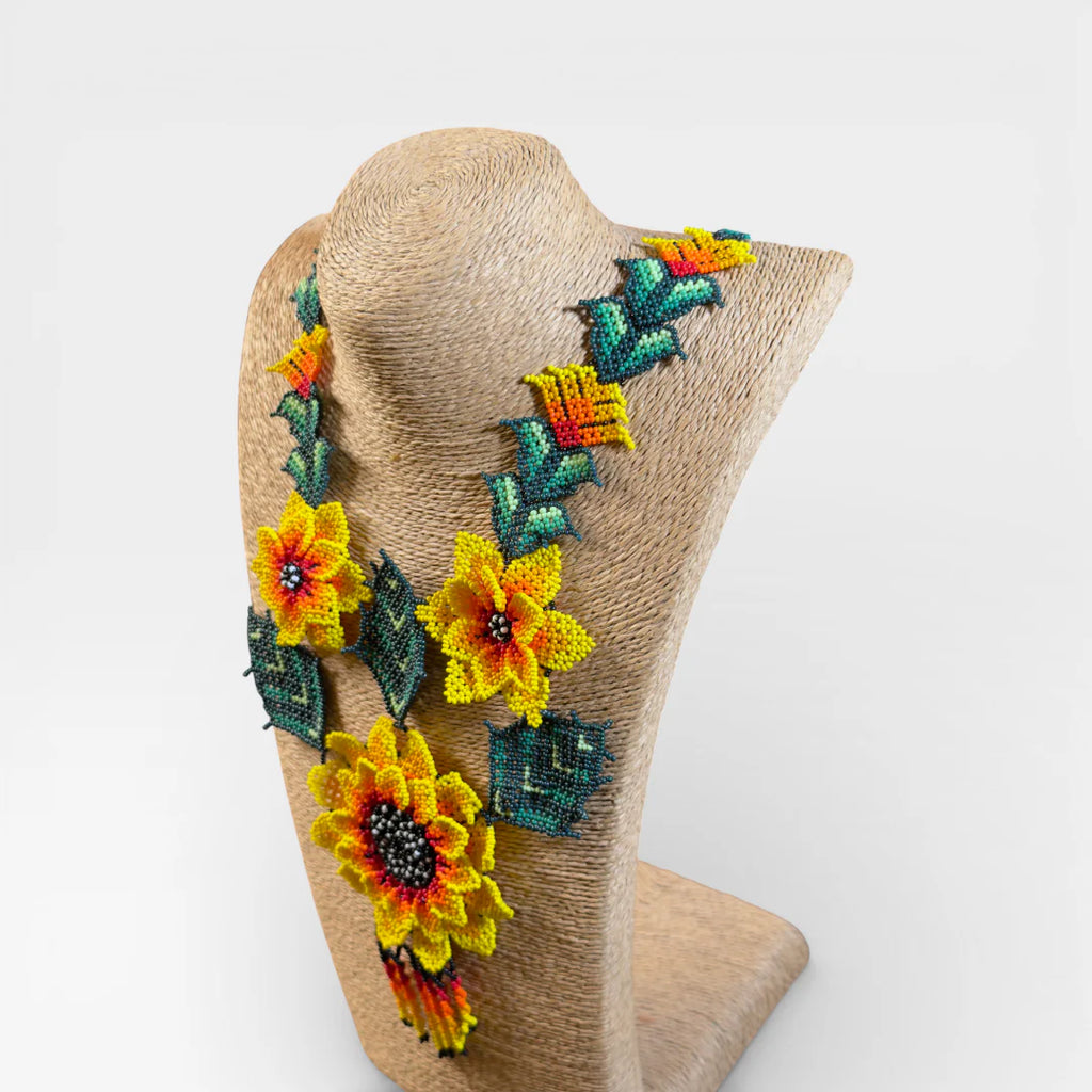 Collares de chaquira Huichol, diseño de girasoles amarillos, naranjas y hojas verde esmeralda.