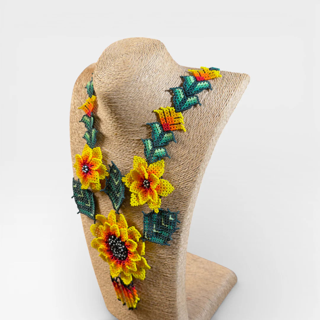 Collares de chaquira Huichol, diseño de girasoles amarillos, naranjas y hojas verde esmeralda.