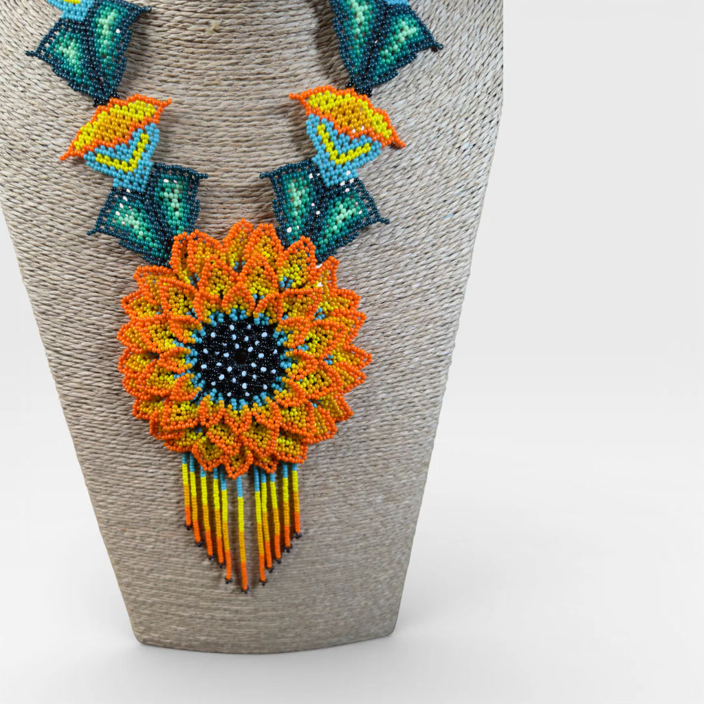 Collares: Girasol Huichol de chaquira naranja, amarillo y azul turquesa.