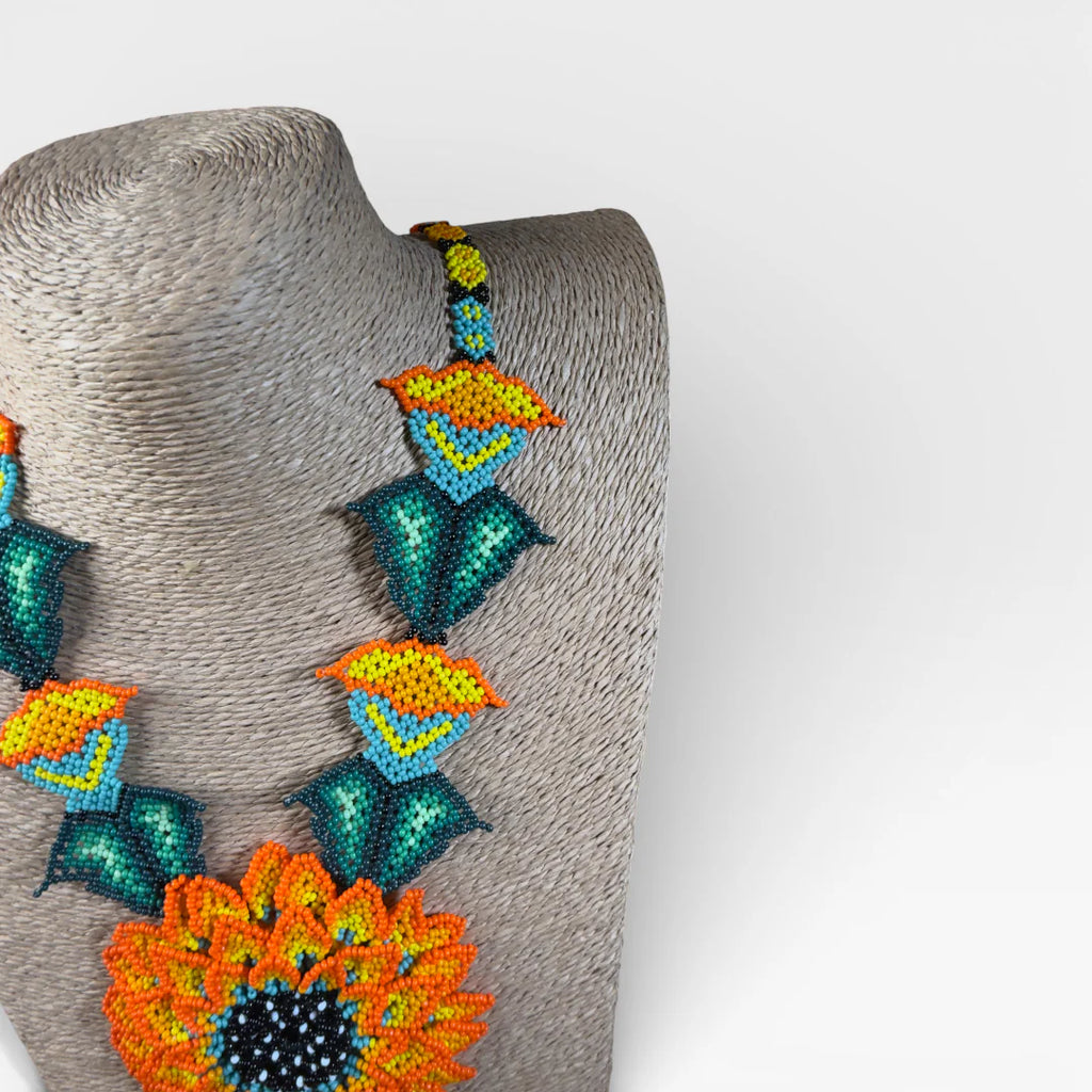 Collares: Girasol Huichol de chaquira naranja, amarillo y azul turquesa.