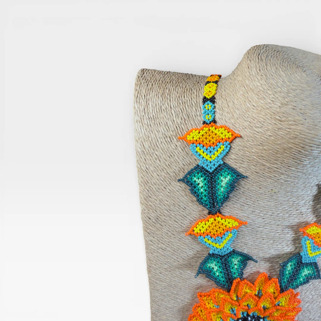 Collares: Girasol Huichol de chaquira naranja, amarillo y azul turquesa.