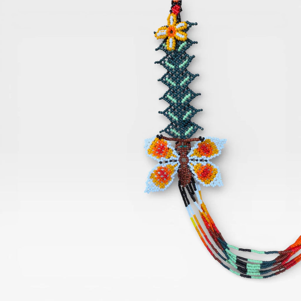 Collar Huichol de chaquira, mariposas naranja, patrón zigzag verde y detalles amarillos.