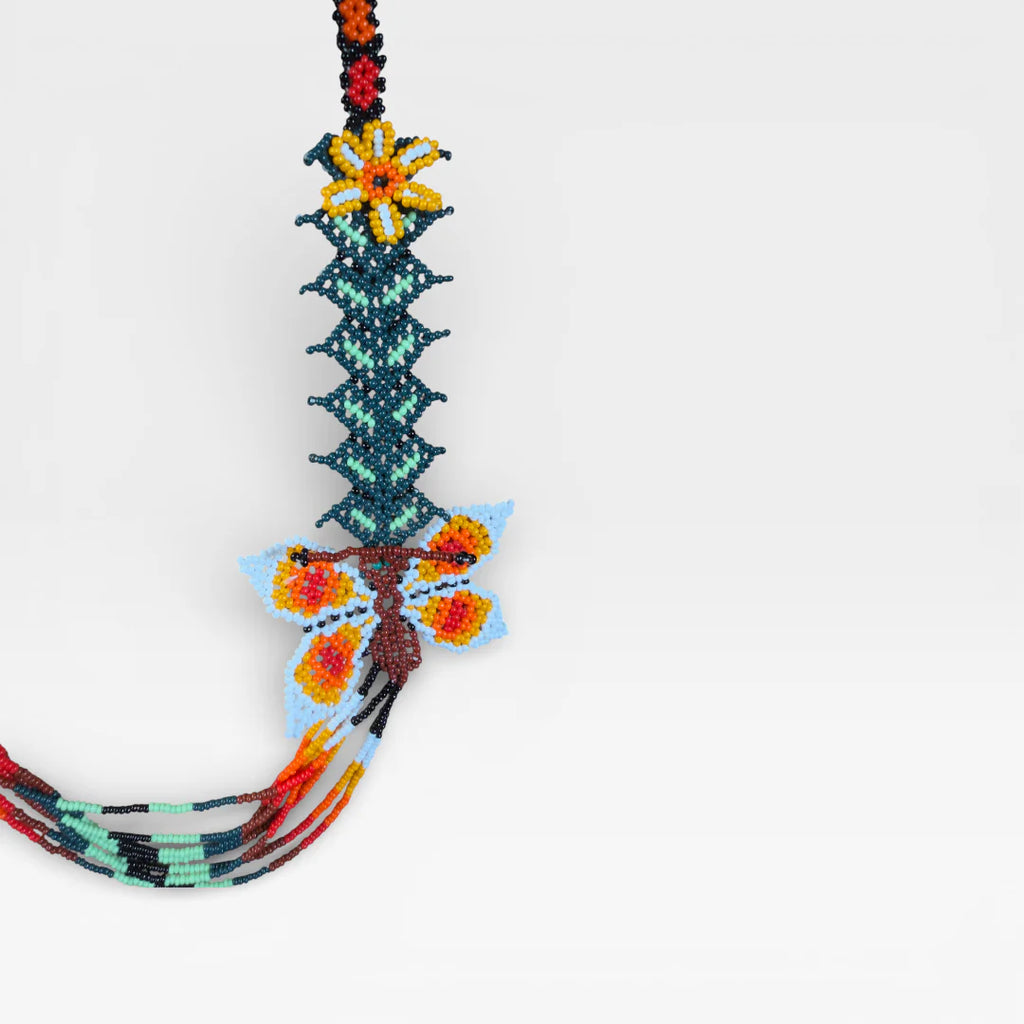 Collar Huichol de chaquira, mariposas naranja, patrón zigzag verde y detalles amarillos.
