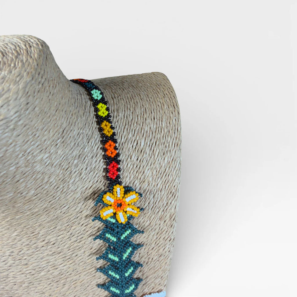 Collar Huichol de chaquira, mariposas naranja, patrón zigzag verde y detalles amarillos.