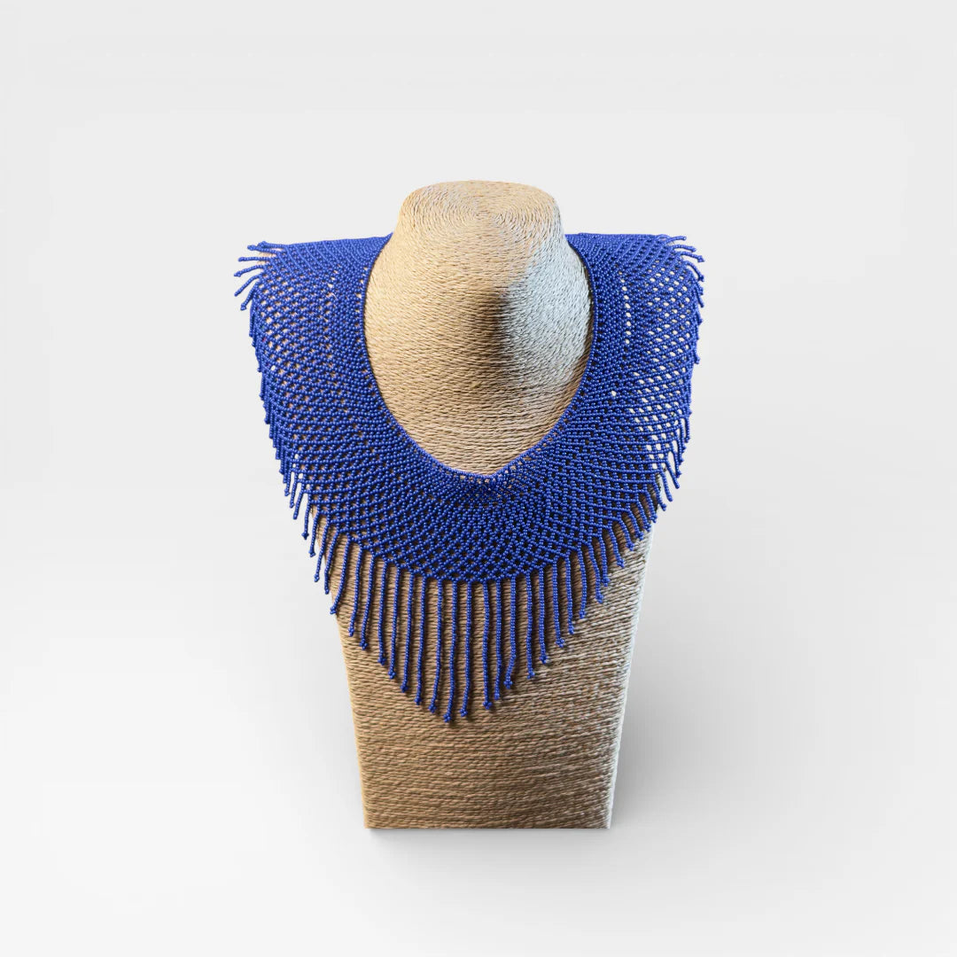 Collar Huichol/Wixárika de chaquira azul vibrante con flecos y estilo babero.