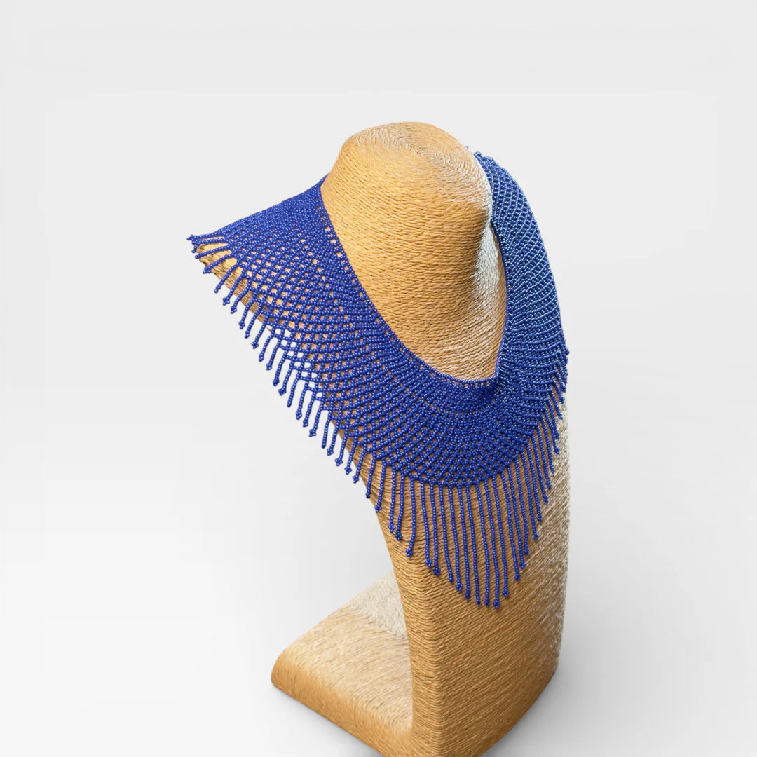 Collar Huichol/Wixárika de chaquira azul vibrante con flecos y estilo babero.