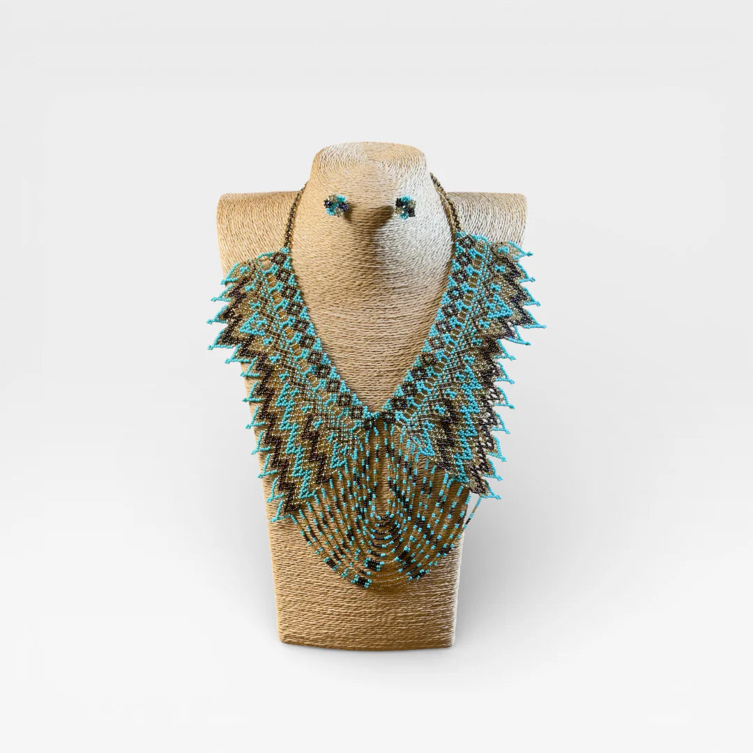 Collares: Pectoral Huichol de chaquira turquesa y café con patrón geométrico de rombos.