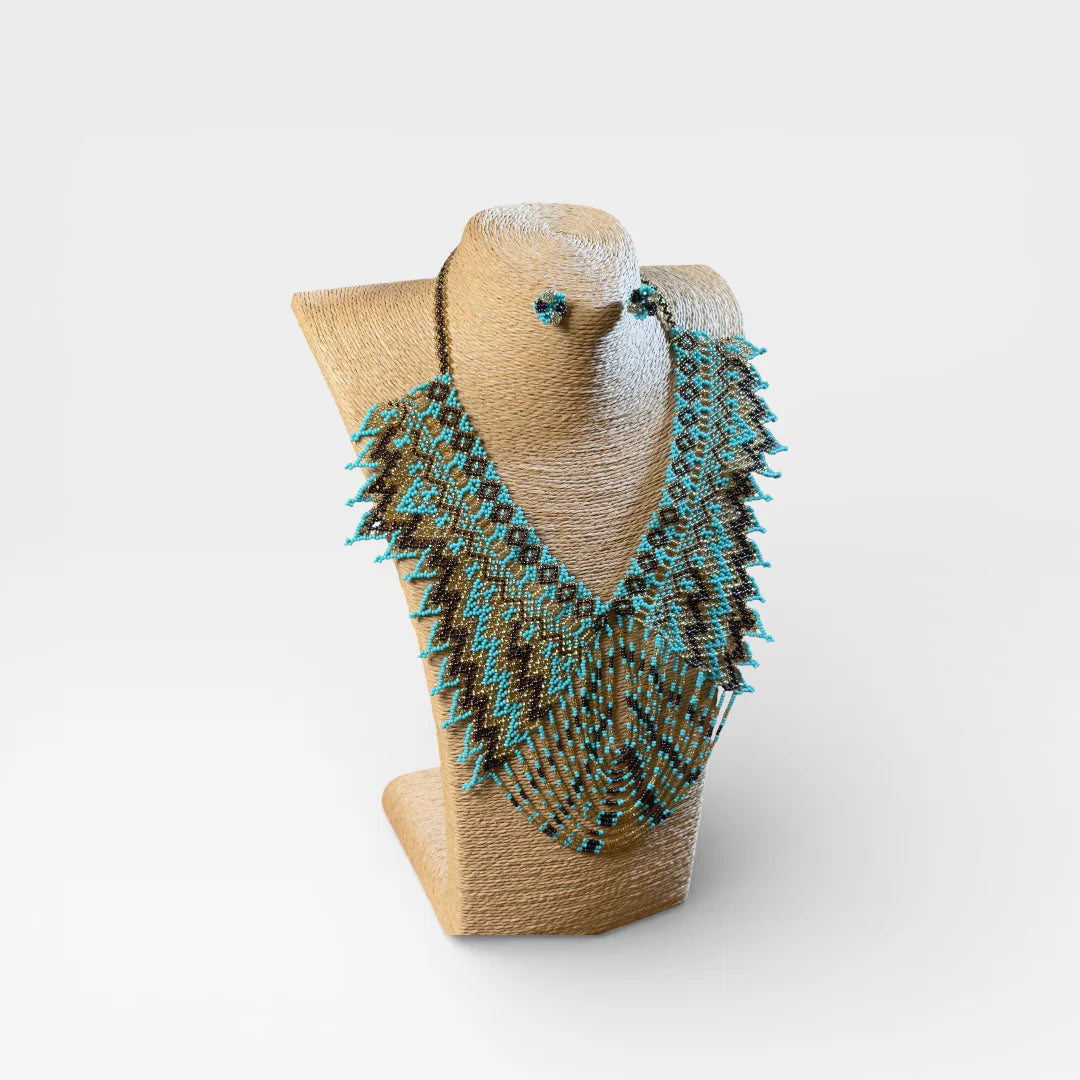 Collares: Pectoral Huichol de chaquira turquesa y café con patrón geométrico de rombos.