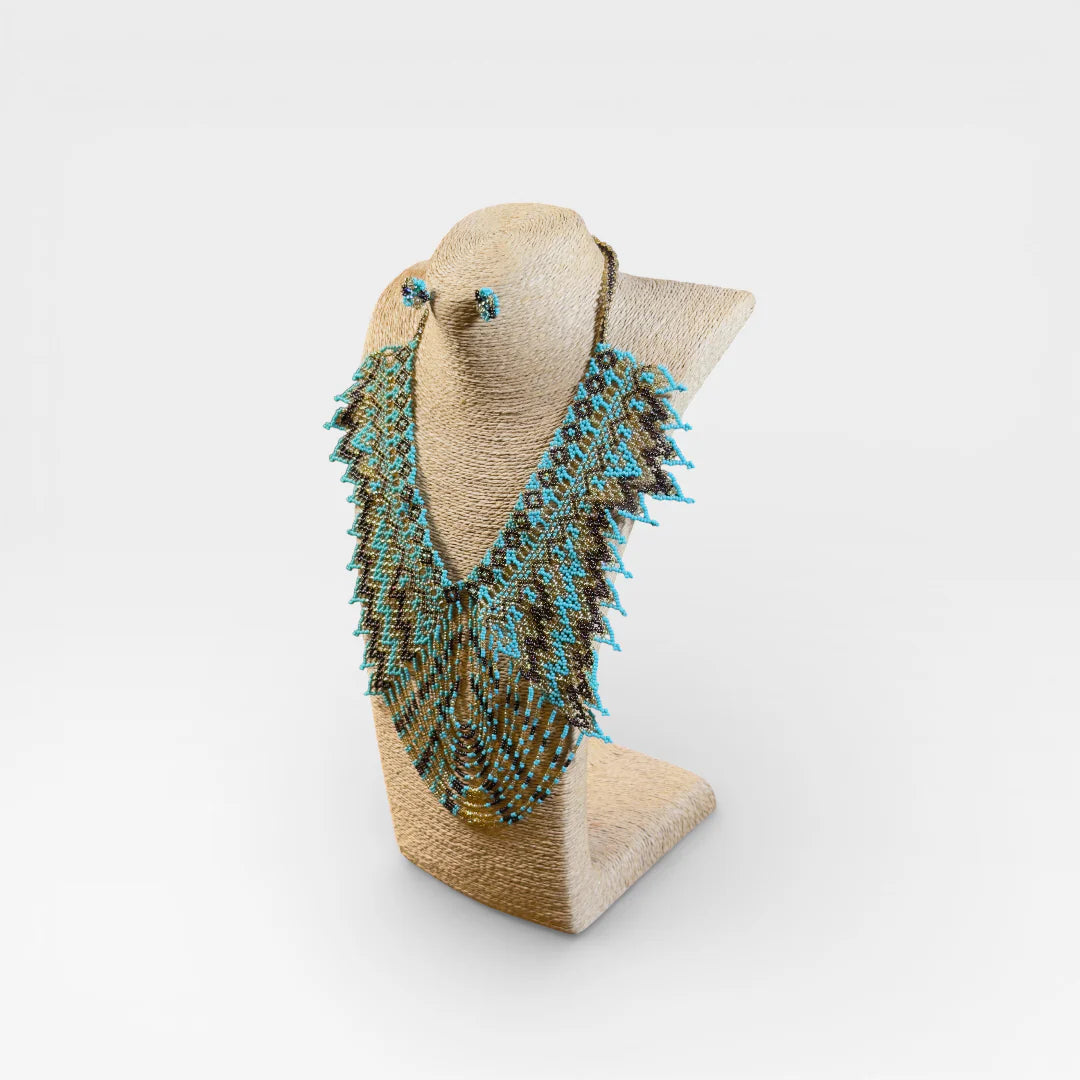 Collares: Pectoral Huichol de chaquira turquesa y café con patrón geométrico de rombos.