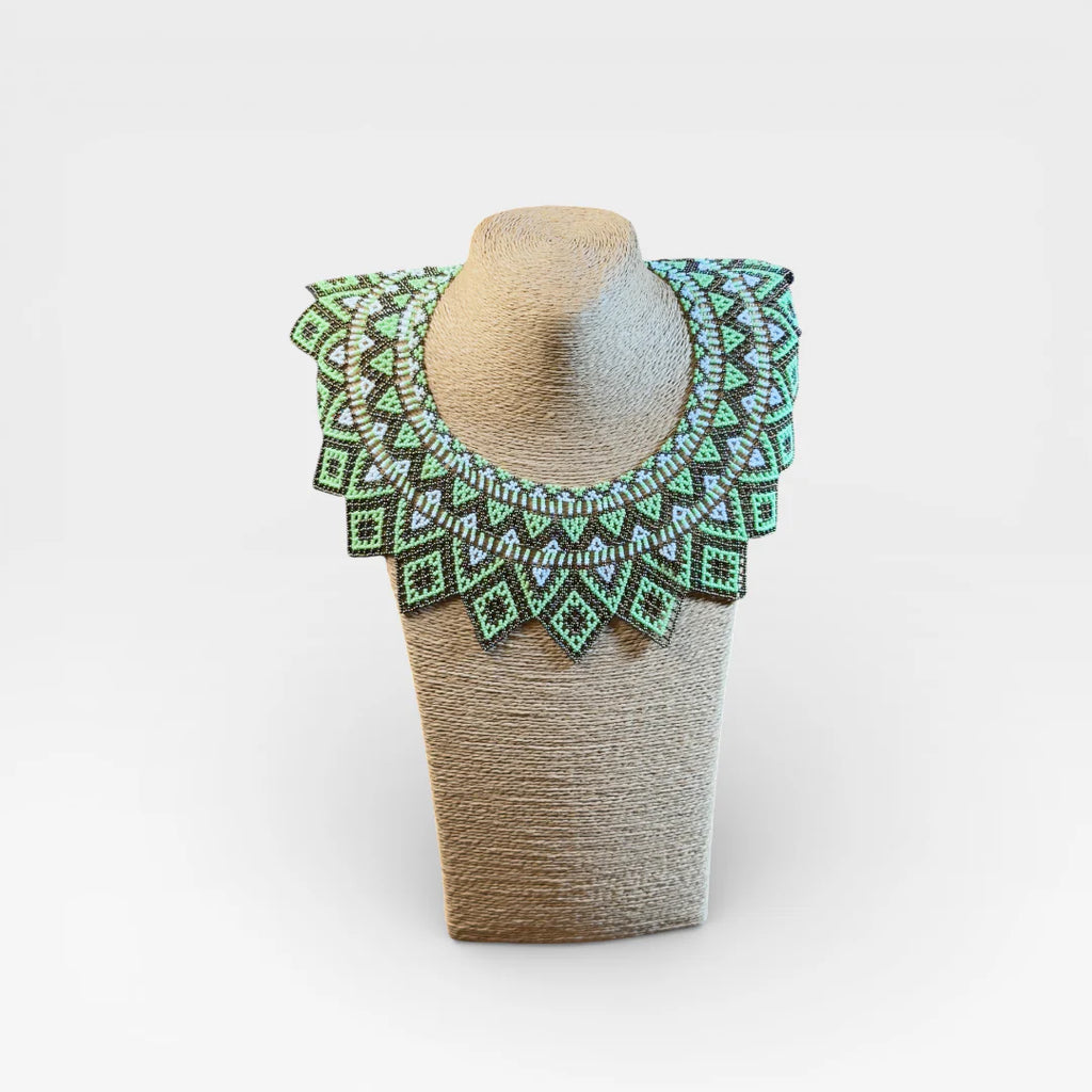 Collares: Collar Wixárika de chaquira, patrón geométrico verde menta, café oscuro y blanco.