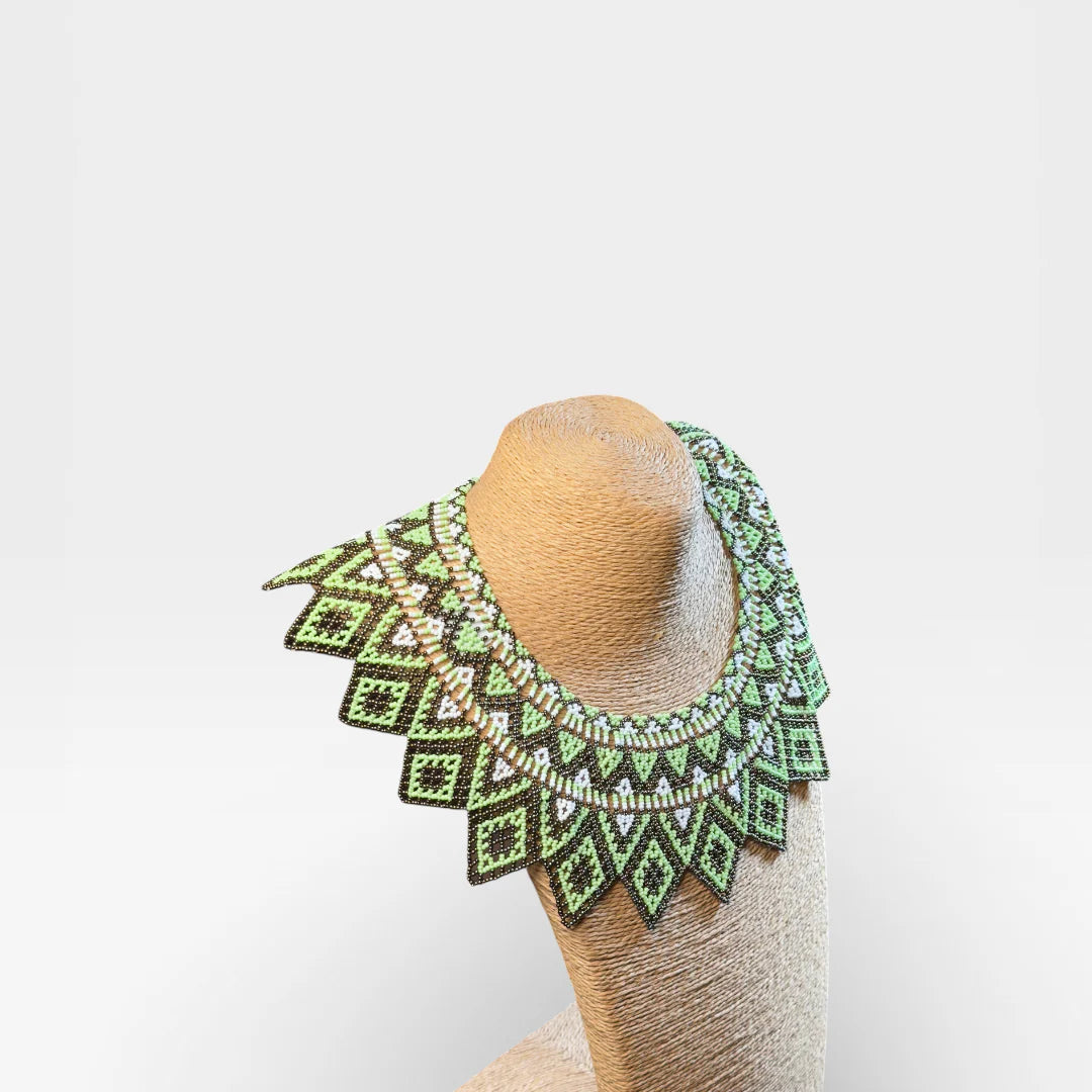 Collares: Collar Wixárika de chaquira, patrón geométrico verde menta, café oscuro y blanco.