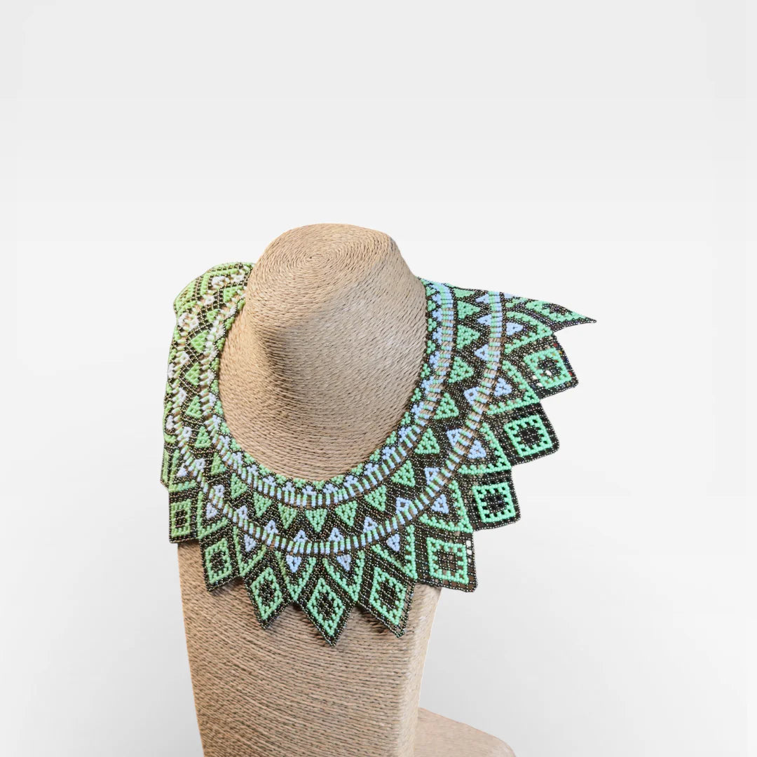 Collares: Collar Wixárika de chaquira, patrón geométrico verde menta, café oscuro y blanco.