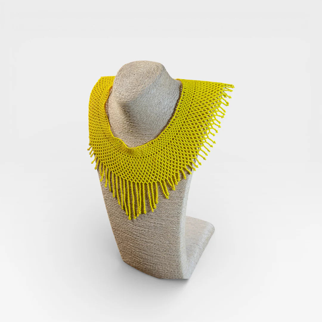 Collar Wixárika de chaquira, amarillo vibrante, con malla y flecos en cascada.