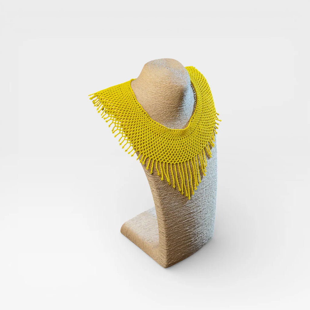 Collar Wixárika de chaquira, amarillo vibrante, con malla y flecos en cascada.