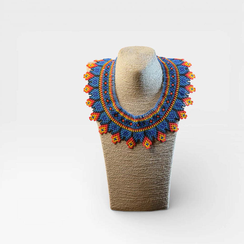 Collar de chaquira Huichol azul, naranja y amarillo con diseño tradicional de rombos.