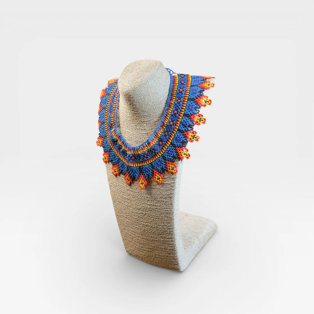 Collar de chaquira Huichol azul, naranja y amarillo con diseño tradicional de rombos.