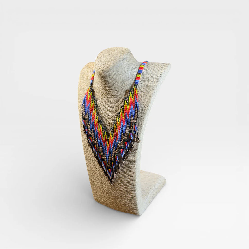 Collar Huichol de chaquira, patrón zig-zag en azul, rojo y amarillo.