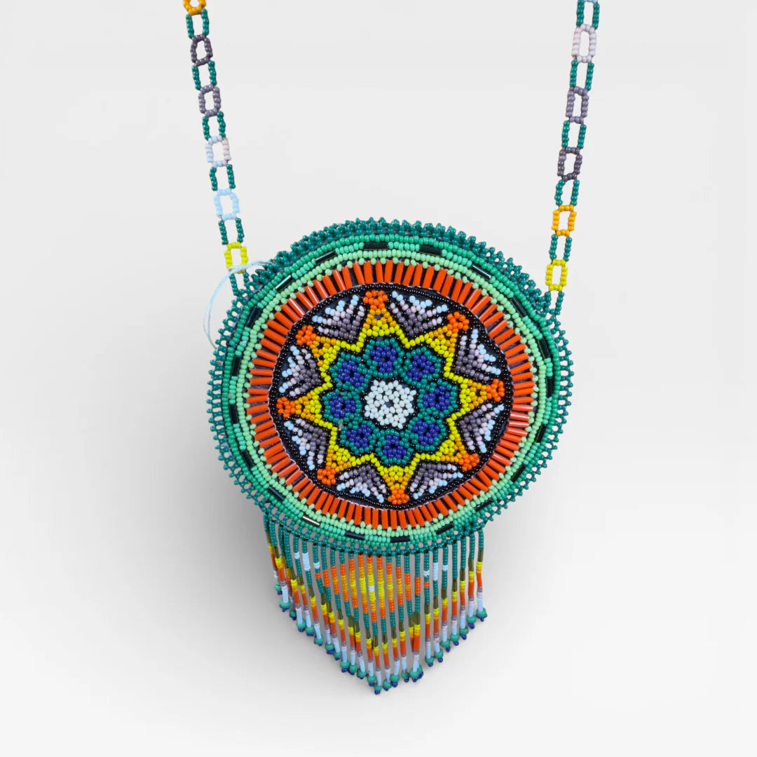 Collares: Collar Huichol de chaquira Turquesa, Naranja y Amarillo, patrón geométrico y flecos.